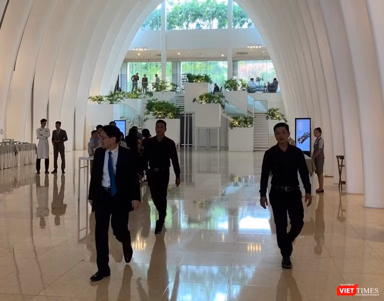 Ông Yasuhiro Saitoh ra về sau khi phiên họp ĐHĐCĐ thường niên năm 2020 của Eximbank vào sáng nay (30/6) không thể tiến hành