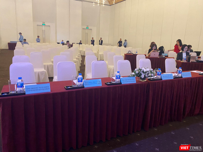 Khán phòng vẫn còn khá trống