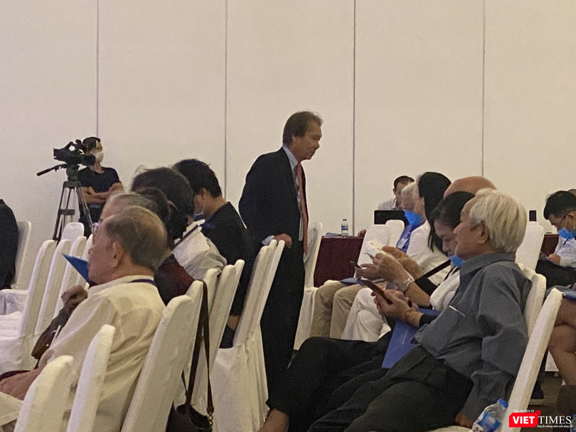 Ông Lê Minh Quốc trao đổi với một số cổ đông tại ĐHĐCĐ thường niên 2020 của Eximbank