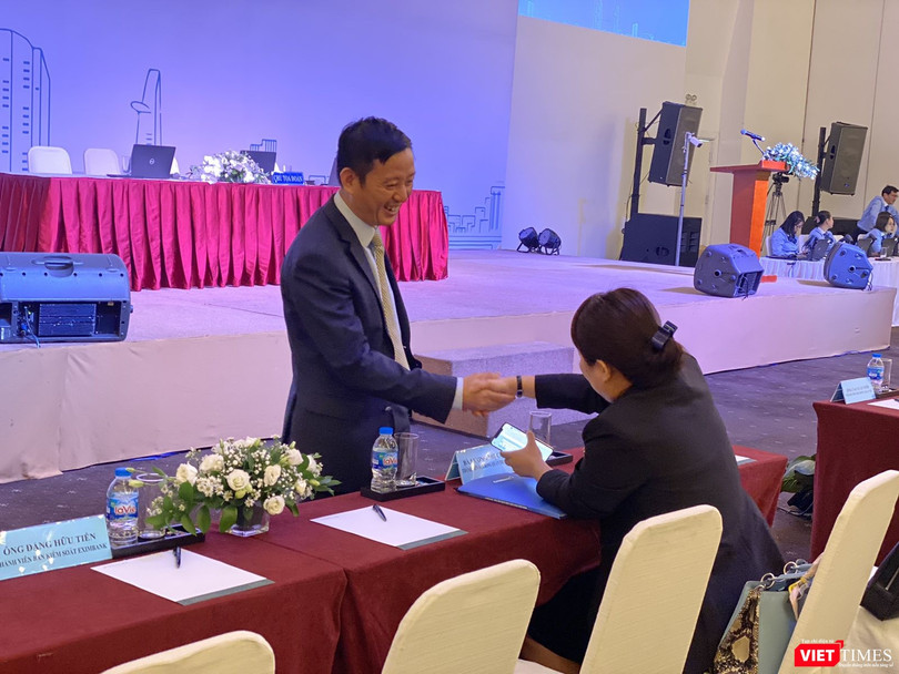 Cái bắt tay giữa 2 lãnh đạo Eximbank