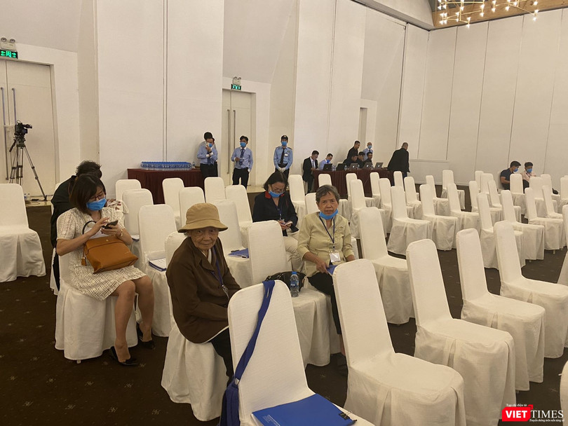 Nhiều cổ đông lớn tuổi vẫn tới tham dự phiên họp ĐHĐCĐ của Eximbank Nhiều cổ đông lớn tuổi vẫn tới tham dự phiên họp ĐHĐCĐ của Eximbank