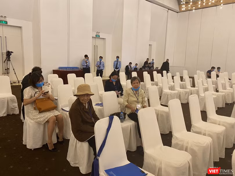 Nhiều cổ đông lớn tuổi vẫn tới tham dự phiên họp ĐHĐCĐ của Eximbank