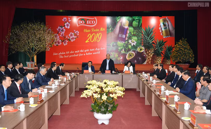 Thủ tướng Nguyễn Xuân Phúc đến thăm Công ty thực phẩm xuất khẩu Đồng Giao (Ảnh: VGP/Quang Hiếu)