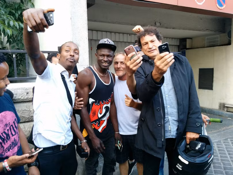 Hành động dũng cảm của "Người nhện Paris" nhận được sự hưởng ứng nhiệt liệt từ cộng đồng. Nguồn: Twitter