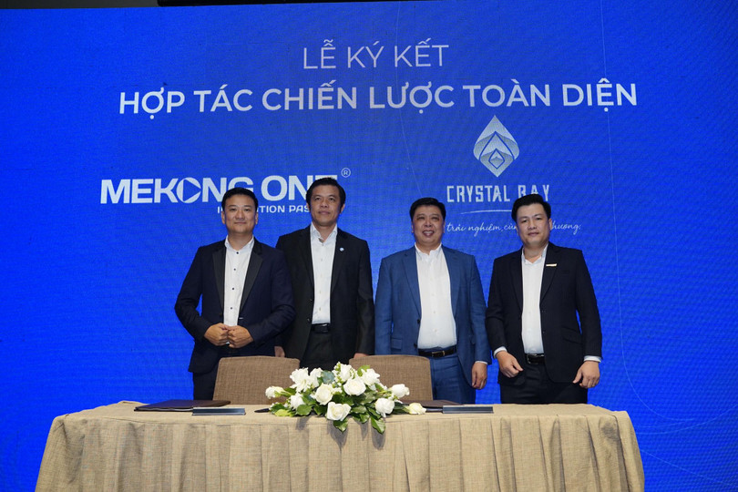 Ông Đàng Văn Thoại- Chủ tịch HĐTV và Ông Võ Duy Nghĩa - Tổng Giám Đốc Mekong One cùng Đại diện Tập đoàn Crystal Bay tại buổi ký kết chiến lược toàn diện