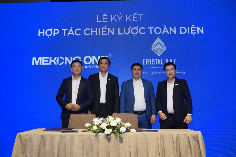 Ông Đàng Văn Thoại- Chủ tịch HĐTV và Ông Võ Duy Nghĩa - Tổng Giám Đốc Mekong One cùng Đại diện Tập đoàn Crystal Bay tại buổi ký kết chiến lược toàn diện