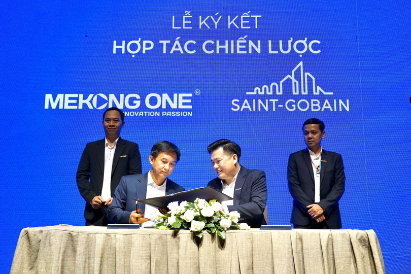Ông Võ Duy Nghĩa - Tổng Giám Đốc Mekong One trao hợp đồng hợp tác chiến lược cho Đại diện Tập đoàn Saint-Gobain Việt Nam, Ông Nguyễn Trường Hải- Tổng Giám Đốc.