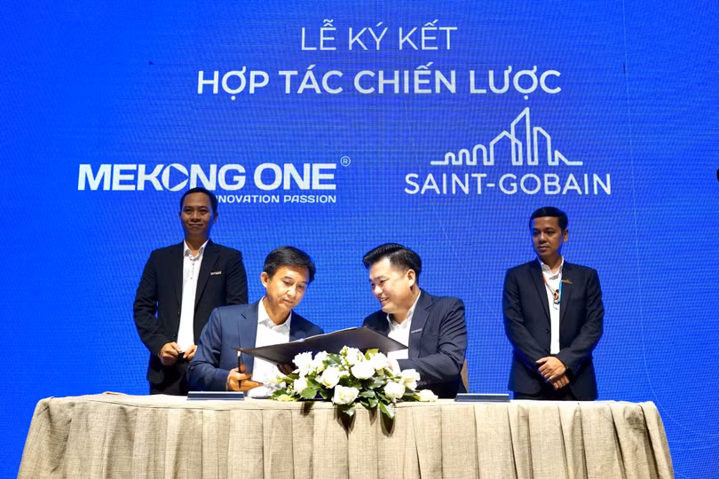 Ông Võ Duy Nghĩa - Tổng Giám Đốc Mekong One trao hợp đồng hợp tác chiến lược cho Đại diện Tập đoàn Saint-Gobain Việt Nam, Ông Nguyễn Trường Hải- Tổng Giám Đốc.