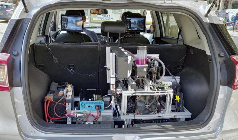 Dữ liệu được thu thập trên máy tính này trong cốp xe hơi được phân tích hàng ngày bởi các nhà chú thích của Imagry. Ảnh John Jeffay