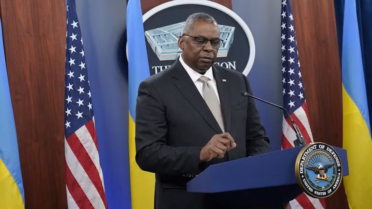 Bộ trưởng Quốc phòng Lloyd Austin phát biểu trong cuộc họp báo tại Lầu Năm Góc. Ảnh AP / Susan Walsh