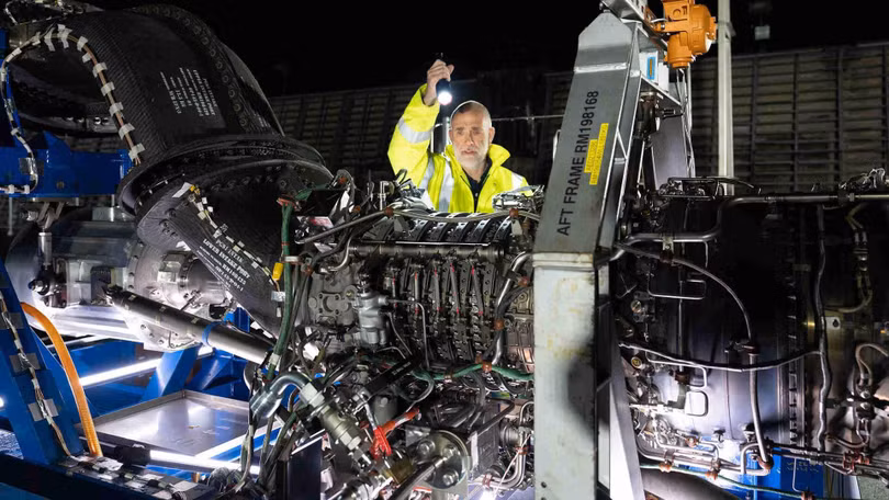 Kiểm tra động cơ tuabin phản lực của máy bay vận tải Rolls-Royce AE-2100A. Ảnh Engineering Interesting. Kiểm tra động cơ tuabin phản lực của máy bay vận tải Rolls-Royce AE-2100A. Ảnh Engineering Interesting.