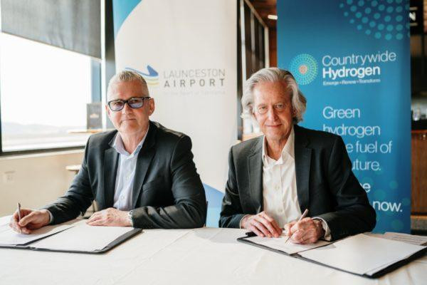 Giám đốc điều hành ReNu Geoffrey Drucker (phải) ký Biên bản ghi nhớ cùng với Giám đốc điều hành sân bay Launceston Shane O'Hare ở Úc. Ảnh pv-magazine.