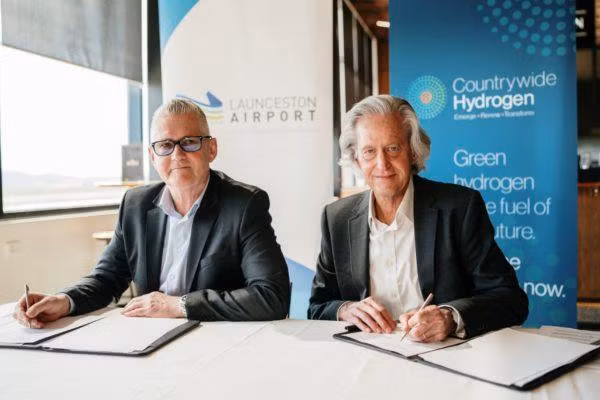 Giám đốc điều hành ReNu Geoffrey Drucker (phải) ký Biên bản ghi nhớ cùng với Giám đốc điều hành sân bay Launceston Shane O'Hare ở Úc. Ảnh pv-magazine.