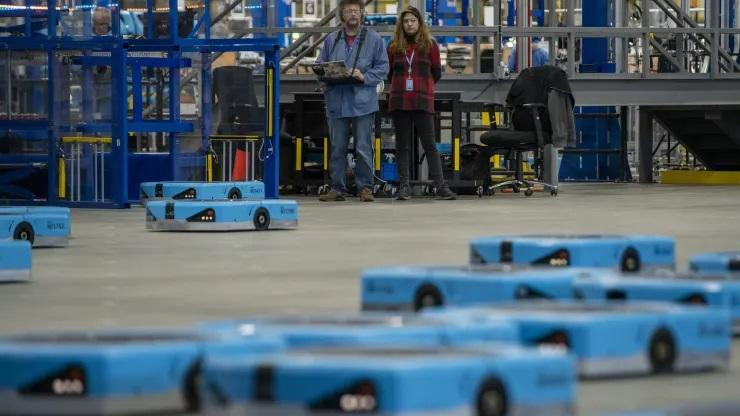 Robot vận chuyển Amazon Hercules, được thử nghiệm trong sự kiện Cung cấp trong Tương lai tại Trung tâm Người máy Đổi mới Amazon ở Westborough, Massachusetts, Mỹ, ngày 10/11/ 2022. Ảnh: M Scott Brauer / Bloomberg qua Getty Images Robot vận chuyển Amazon Hercules, được thử nghiệm trong sự kiện Cung cấp trong Tương lai tại Trung tâm Người máy Đổi mới Amazon ở Westborough, Massachusetts, Mỹ, ngày 10/11/ 2022. Ảnh: M Scott Brauer / Bloomberg qua Getty Images