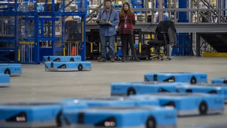 Robot vận chuyển Amazon Hercules, được thử nghiệm trong sự kiện Cung cấp trong Tương lai tại Trung tâm Người máy Đổi mới Amazon ở Westborough, Massachusetts, Mỹ, ngày 10/11/ 2022. Ảnh: M Scott Brauer / Bloomberg qua Getty Images