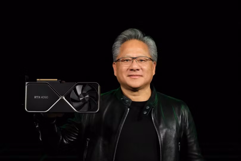 Giám đốc điều hành Nvidia Corp Jensen Huang cầm một trong những con chip RTX 4090 mới của công ty dành cho máy tính chơi game trong bức ảnh không ghi ngày tháng, cung cấp ngày 20/9/2022. Ảnh: Handout via Reuters