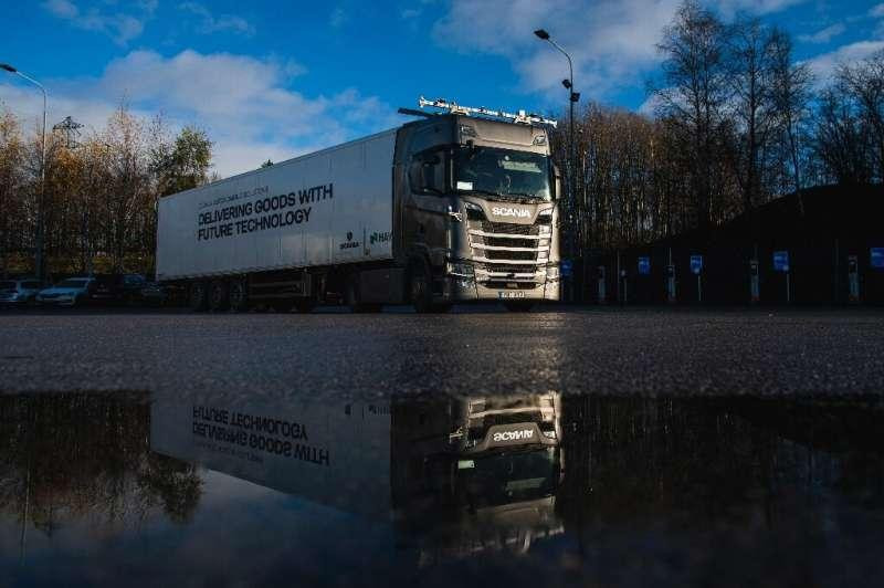 Chiếc xe tải tự lái và tài xế kỳ cựu Roger Nordqvist chỉ sẵn sàng trong trường hợp gặp sự cố bất ngờ. Ảnh Tech Xplore