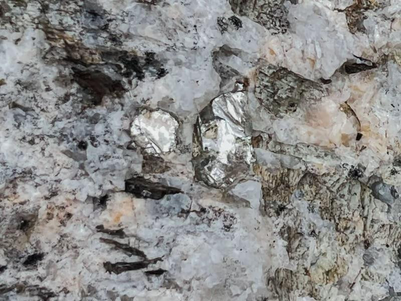 Tia sáng lấp lánh của kim loại liti màu trắng bạc trong đá ở khu mỏ Snow Lake Lithium. Ảnh New Atlas Tia sáng lấp lánh của kim loại liti màu trắng bạc trong đá ở khu mỏ Snow Lake Lithium. Ảnh New Atlas