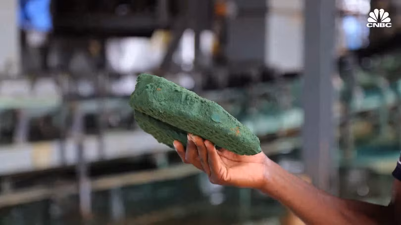 Vật liệu coban trong pin xe điện Lithium-ion. Ảnh video CNBC.