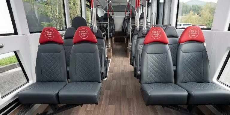 Nội thất của xe buýt điện sạc nhanh ở London. Ảnh Irizar