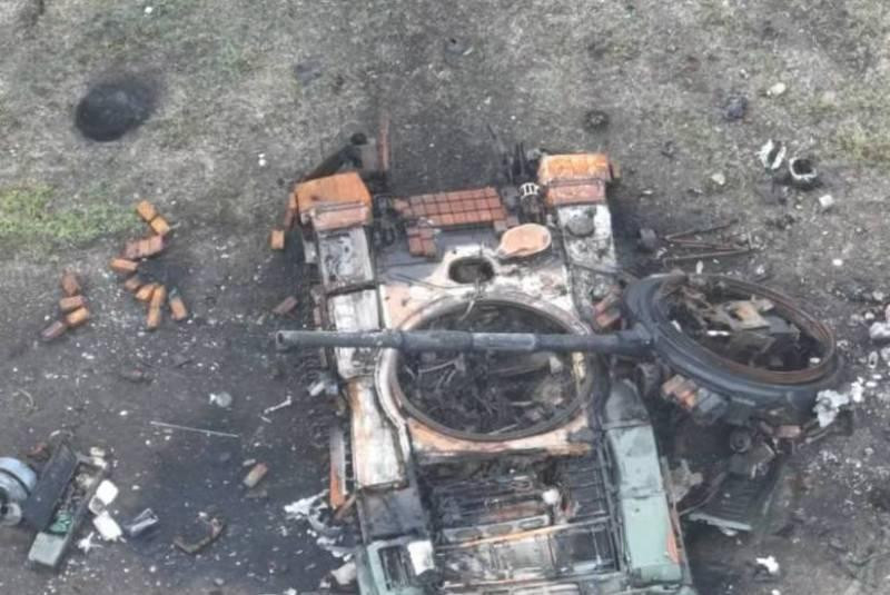 Một chiếc xe tăng Ukraine bị phá hủy hoàn toàn. Ảnh TopWar