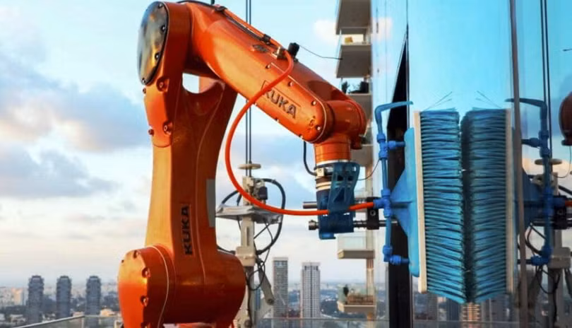 Robot OZMO lau cửa kính tòa nhà cao tầng. Ảnh Skyline Robotics