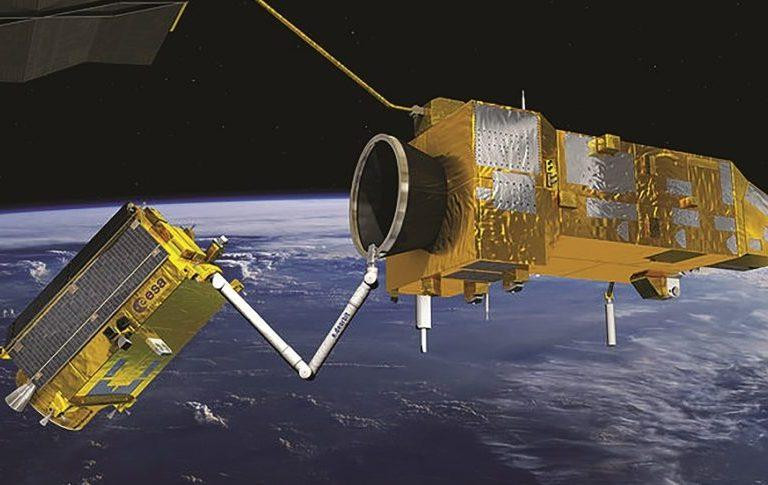 Thiết kế tàu dọn rác vũ trụ với cánh tay robot dài của Astroscale. Ảnh E&amp;T