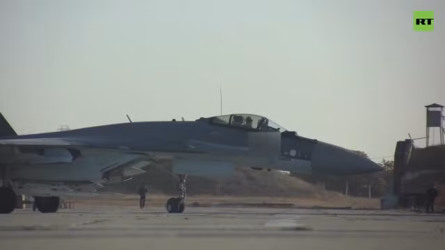 Su-35S tuần tiễu, phóng tên lửa tấn công mục tiêu máy bay Ukraine. Ảnh video RT
