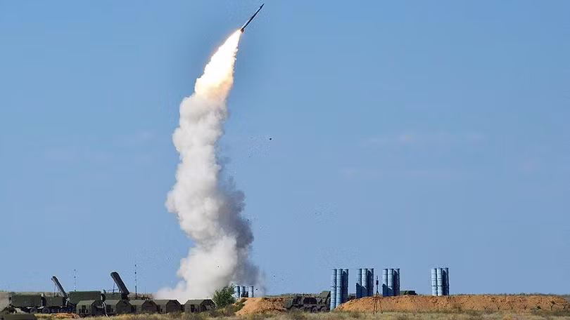 Tổ hợp tên lửa phòng không S-300 trên chiến trường sa mạc. Ảnh minh họa Shouth Front