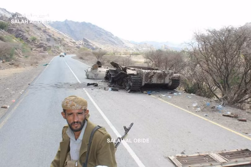 Chiến binh Houthi phá hủy một xe tăng T-55 của nhóm vũ trang trung thành với ông Hadi được Ả rập Xê út hậu thuẫn. Ảnh Yemen Observer