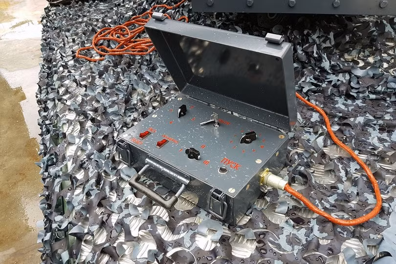 Pháo phản lực hạng nhẹ 80 mm, 4 dàn phóng, 10 ống phóng mỗi dàn trên xe bán tải hạng nhẹ. Ảnh báo Rusian Gazeta Pháo phản lực hạng nhẹ 80 mm, 4 dàn phóng, 10 ống phóng mỗi dàn trên xe bán tải hạng nhẹ. Ảnh báo Rusian Gazeta