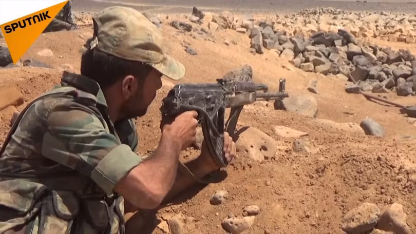 Binh sĩ quân đội Syria chiến đấu ở Al-Safa, Sweida. Ảnh minh họa video Sputnik