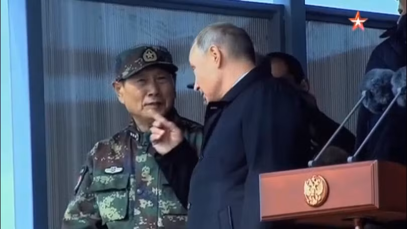 Tổng thống Nga Vladimir Putin và Bộ trường quốc phòng Trung Quốc tham gia cuộc diễn tập. Ảnh minh họa video