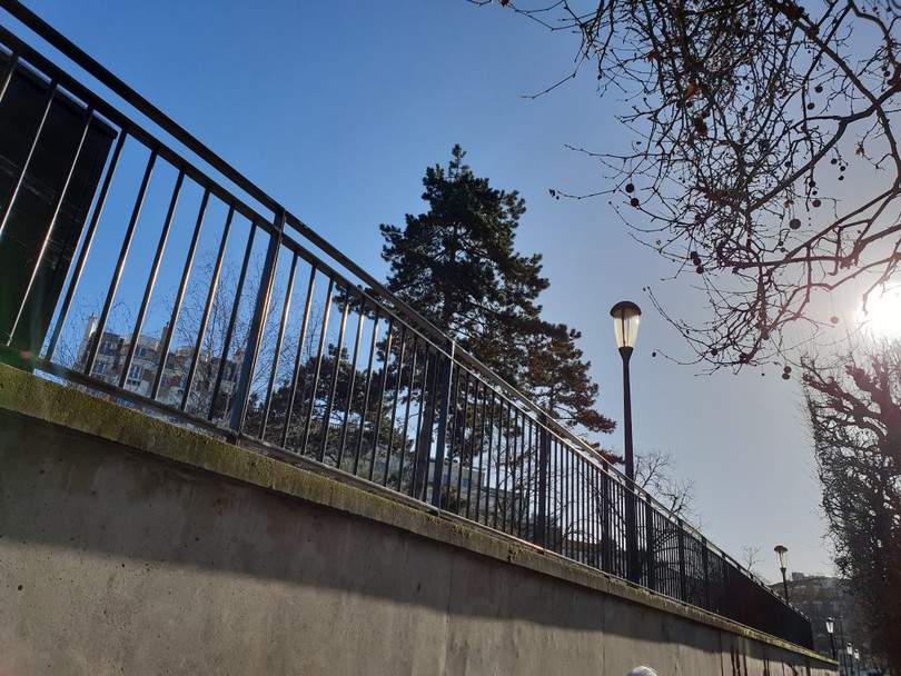 Hiện tượng lóa sáng khi chụp dưới nguồn sáng lớn. Nguồn: DxOMark