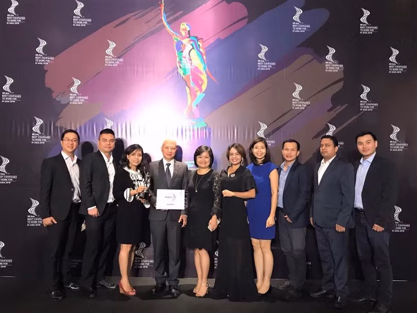 Ông Phạm Hải Văn, Tổng Giám đốc công ty Wipro Consumer Care Việt Nam (thứ 4 từ trái sang) cùng các cộng sự đón nhận giải thưởng Doanh nghiệp có môi trường làm việc tốt nhất châu Á. Ông Phạm Hải Văn, Tổng Giám đốc công ty Wipro Consumer Care Việt Nam (thứ 4 từ trái sang) cùng các cộng sự đón nhận giải thưởng Doanh nghiệp có môi trường làm việc tốt nhất châu Á.