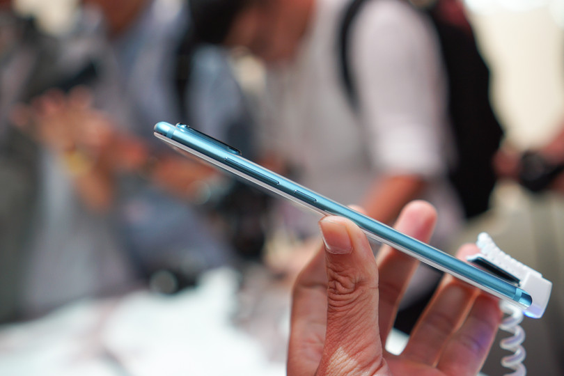 Cụm phím nguồn và âm lượng bên viền phải của Mi A2 Cụm phím nguồn và âm lượng bên viền phải của Mi A2