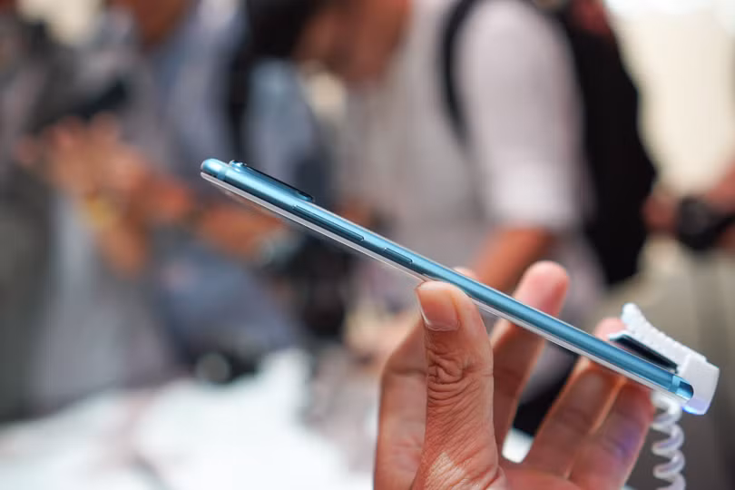 Cụm phím nguồn và âm lượng bên viền phải của Mi A2 Cụm phím nguồn và âm lượng bên viền phải của Mi A2