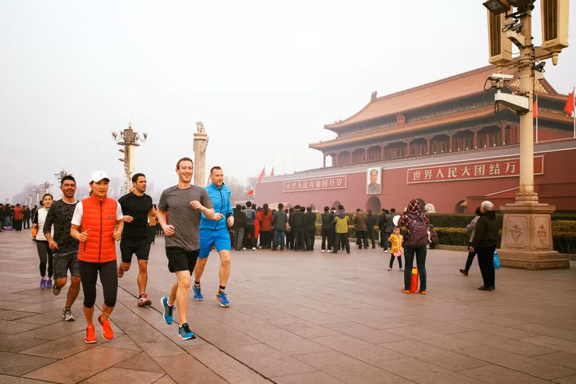 CEO Mark Zuckerberg tham gia vào chương trình chạy bộ qua quảng trường Thiên An Môn hồi năm 2016. Ảnh: Vox