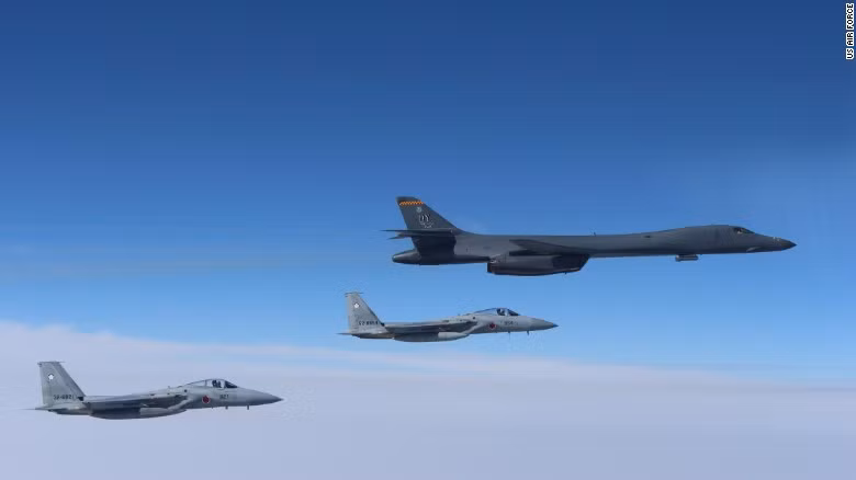 Máy bay ném bom B-1B Lancer bay trong đội hình với 2 máy bay F-15 của Không quân Phòng vệ Nhật Bản ngày 21/3