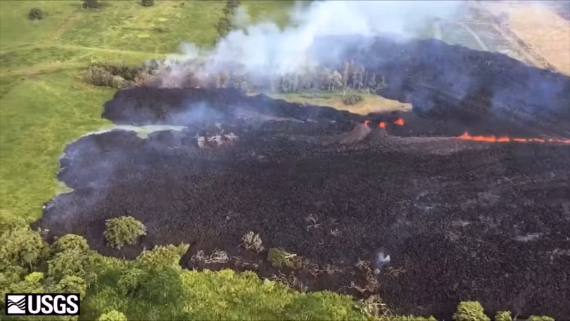 Hãi hùng cảnh núi lửa Kilanuea phun trào tạo nên cột khói bụi cao hàng nghìn mét trên bầu trời Hawaii ảnh 7