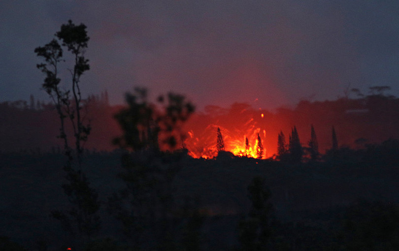 Hãi hùng cảnh núi lửa Kilanuea phun trào tạo nên cột khói bụi cao hàng nghìn mét trên bầu trời Hawaii ảnh 5