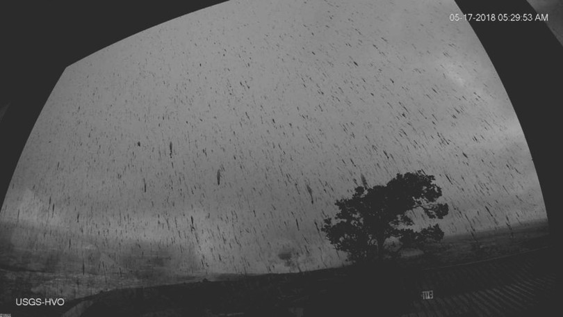 Hãi hùng cảnh núi lửa Kilanuea phun trào tạo nên cột khói bụi cao hàng nghìn mét trên bầu trời Hawaii ảnh 1