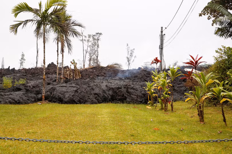 Hãi hùng cảnh núi lửa Kilanuea phun trào tạo nên cột khói bụi cao hàng nghìn mét trên bầu trời Hawaii ảnh 15