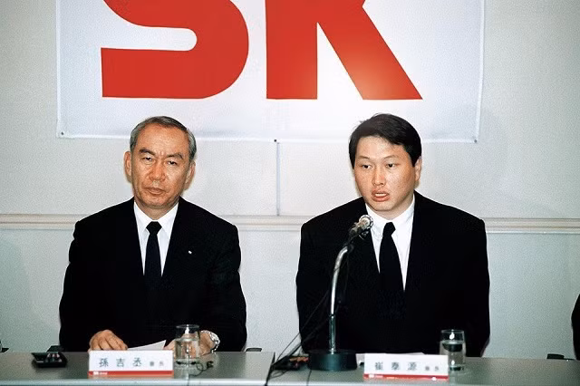 Ông Chey Tae-won (bên phải) được đưa lên làm chủ tịch SK Group vào năm 1998. Ảnh: SK Group. Ông Chey Tae-won (bên phải) được đưa lên làm chủ tịch SK Group vào năm 1998. Ảnh: SK Group.