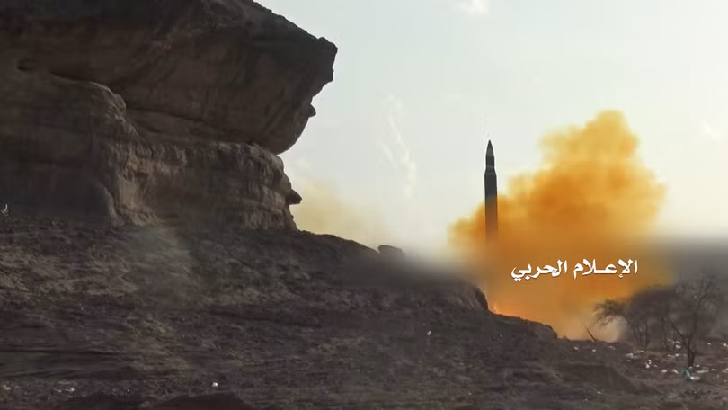 Lực lượng Houthi phóng tên lửa đạn đạo vào Ả rập xê út - ảnh minh họa video truyền thông Houthi