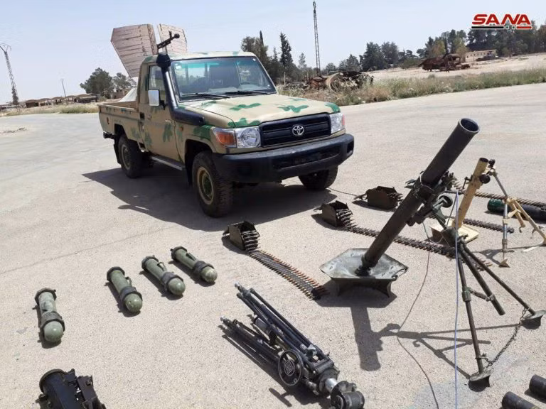 Quân cảnh Nga tước vũ khí phe thánh chiến Syria đầu hàng ảnh 4