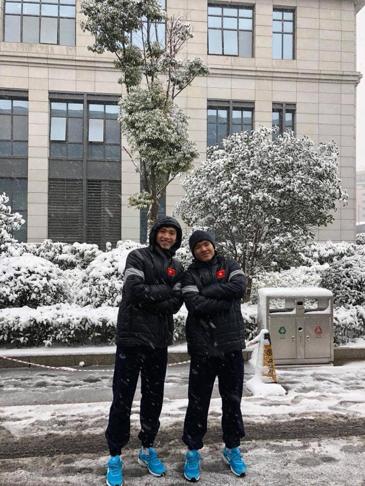 Tuyển thủ U23 Việt Nam vui đùa dưới tuyết trước trận quyết đấu ảnh 2