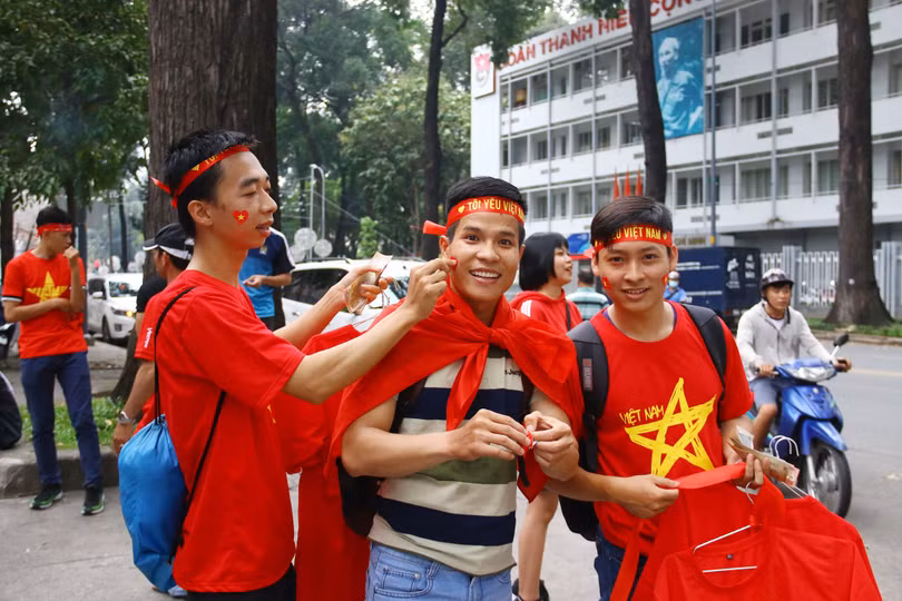 Các cổ động viên luôn hết mình để tiếp sức cho các tuyển thủ U-23 Việt Nam