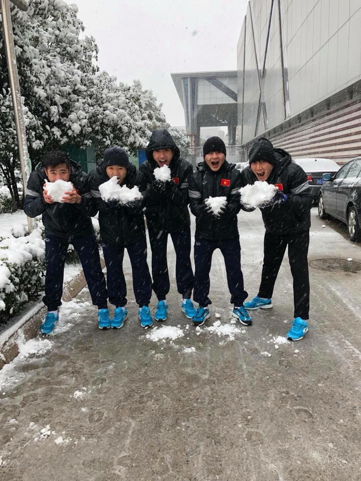 Tuyển thủ U23 Việt Nam vui đùa dưới tuyết trước trận quyết đấu ảnh 1