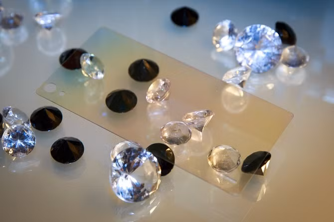 Màn hình kim cương có độ bền và độ cứng gấp nhiều lần các loại màn hình thông thường. Nguồn: CNET